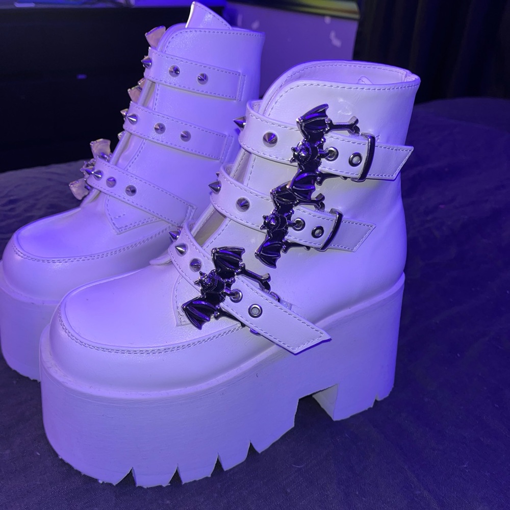 white demonia size 6 ,never worn